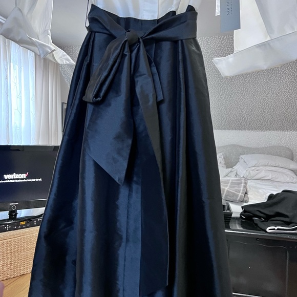 Teri John Gown.Bought at Bergdorf Goodman.Never Worn, New w/Tag, S14- Runs Small - Picture 4 of 9